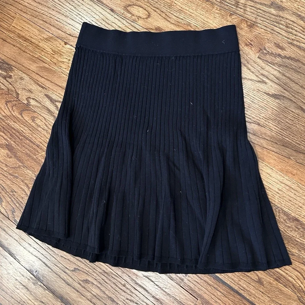 Ann Taylor Black Stretch Knit Pleat A Line Knee Length Skirt XS Classic Minimal